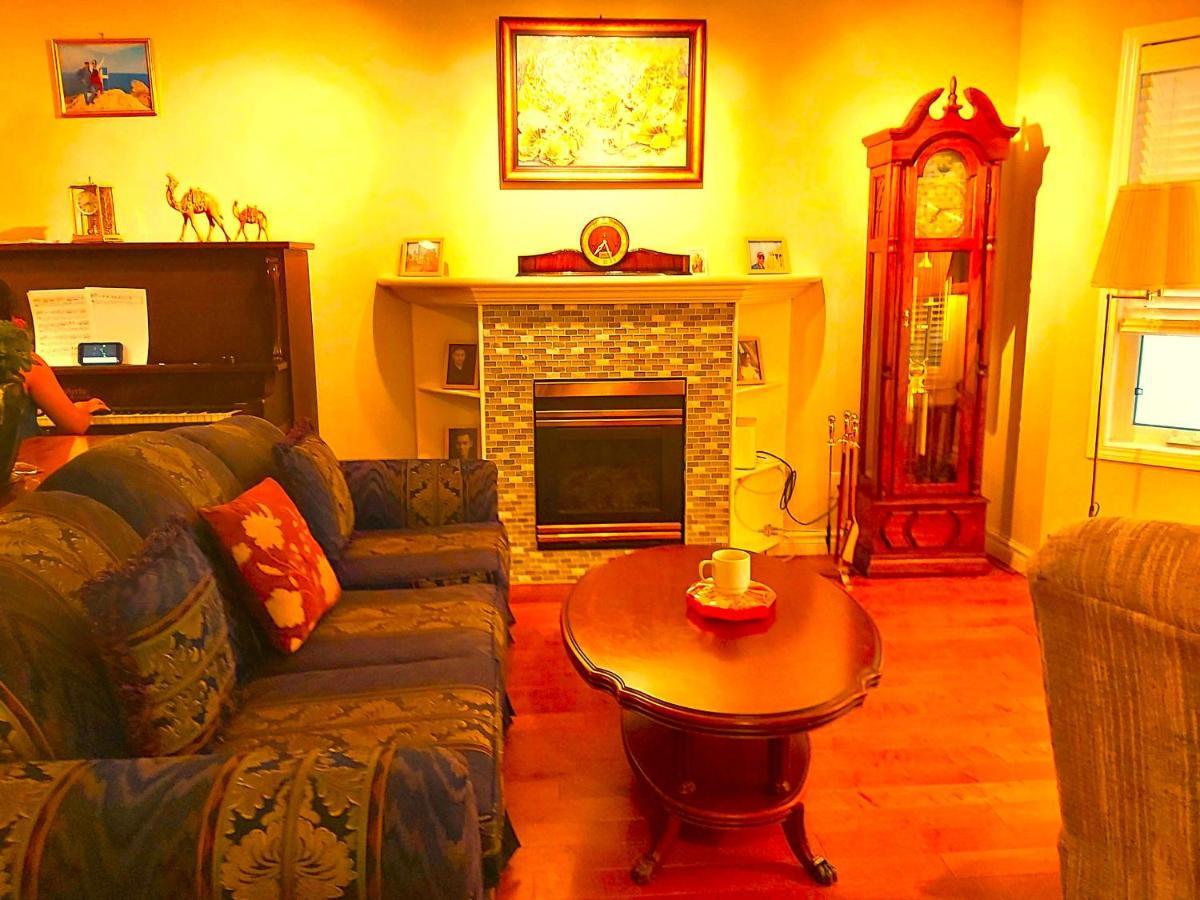 Lovely Comfy Home Private Bath In Central YYC Екстериор снимка
