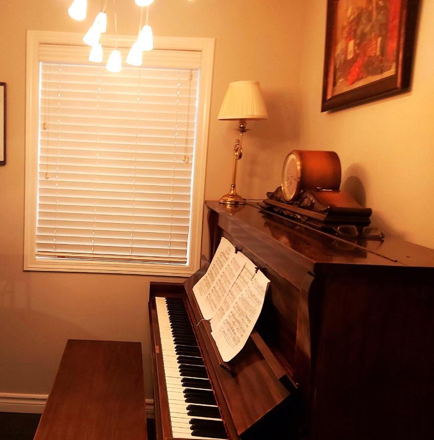 Lovely Comfy Home Private Bath In Central YYC Екстериор снимка